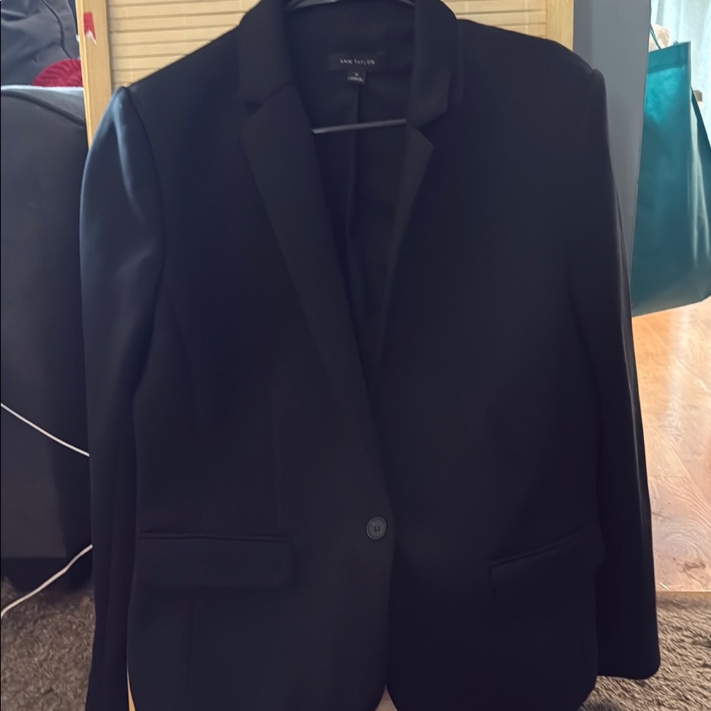 Classic Ann Taylor Black Women's Suit Blazer. Beautiful Condition!